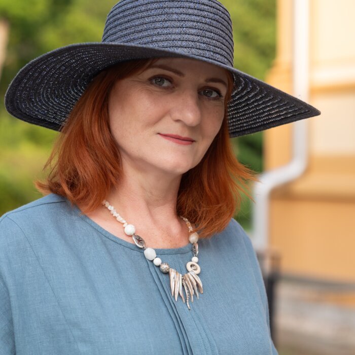 Necklace with shell, howlite and silver plated lava