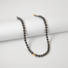 4M7A0032 Minimalistinis juodo obsidiano vėrinys su akcentiniu lavos karoliuku