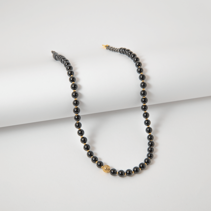 4M7A0032 Minimalistinis juodo obsidiano vėrinys su akcentiniu lavos karoliuku