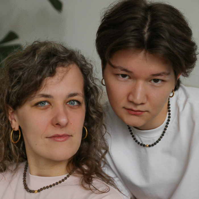 Rudo agato kaklo papuošalas su auksu dengtos lavos akcentu