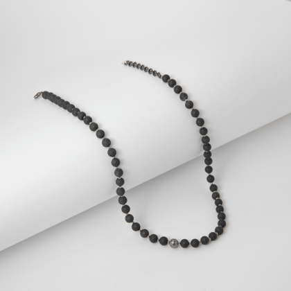 minimalistinis juodo druzy agato vėrinys su akcentiniu lavos karoliuku
