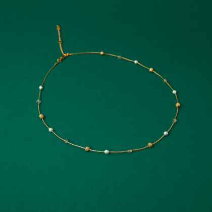 Minimalistinis vėrinys su perlais, swarovski kristalais ir auksu dengta lava