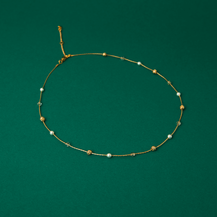 4M7A9968 Minimalistinis vėrinys su perlais, swarovski kristalais ir auksu dengta lava
