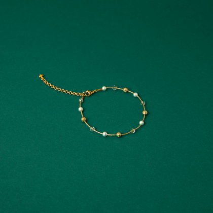 Minimalistinė auksu dengtos lavos, Swarovski kristalų ir perlų apyrankė
