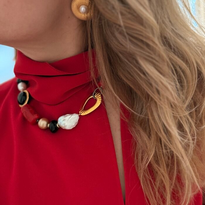 Raudonas ir baltas vėrinio ir auskarų rinkinys