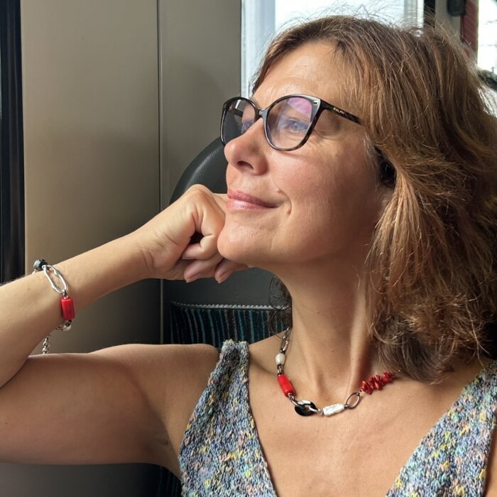 Vėrinys su koralu, perlais, marmuru ir Swarovski kristalais