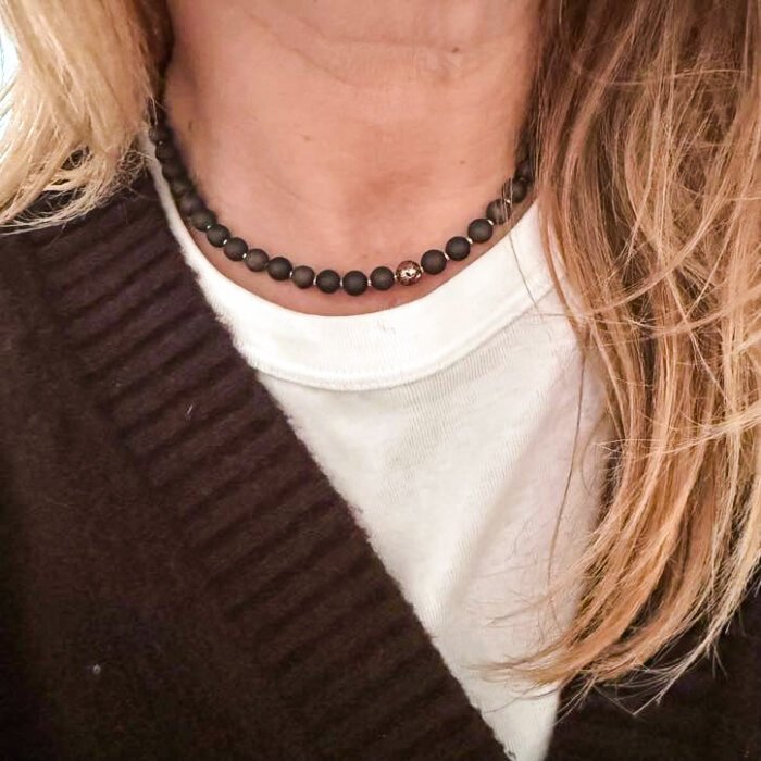 Rudo agato kaklo papuošalas su auksu dengtos lavos akcentu