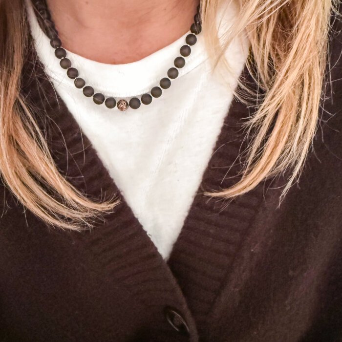 Rudo agato kaklo papuošalas su auksu dengtos lavos akcentu