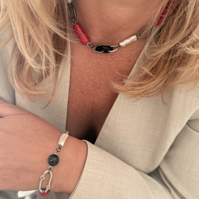verinys su koralu Vėrinys su koralu, perlais, marmuru ir Swarovski kristalais