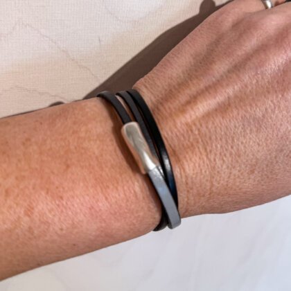 Pilka natūralios odos apvyniojama apyrankė