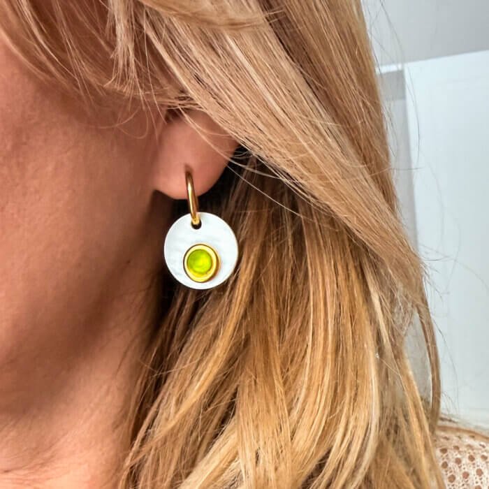 auskarai su kriaukle Rinkės su balta kriaukle ir Swarovski kristalais