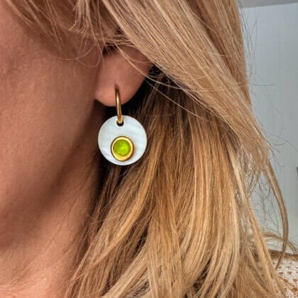 Rinkės su balta kriaukle ir Swarovski kristalais