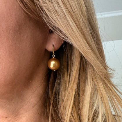 Kabantys auskarai su rudais Swarovski perlais