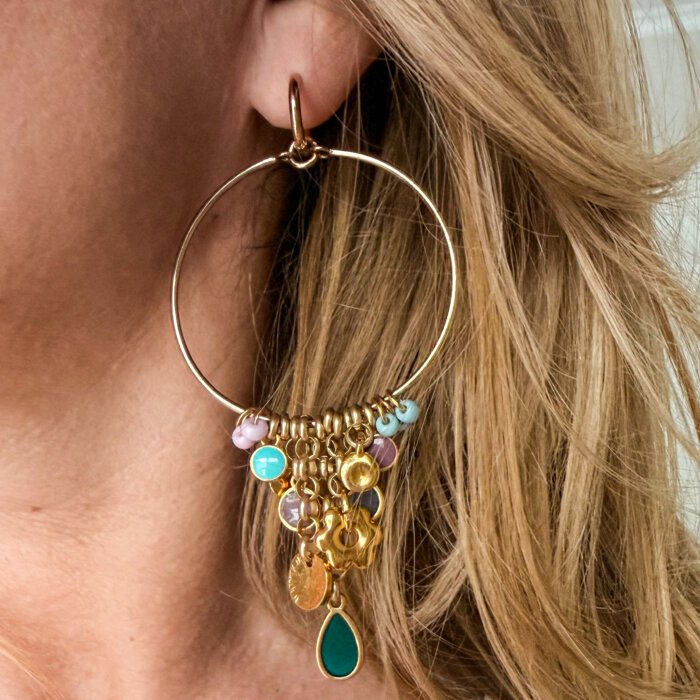 Spalvingi auskarai rinkės