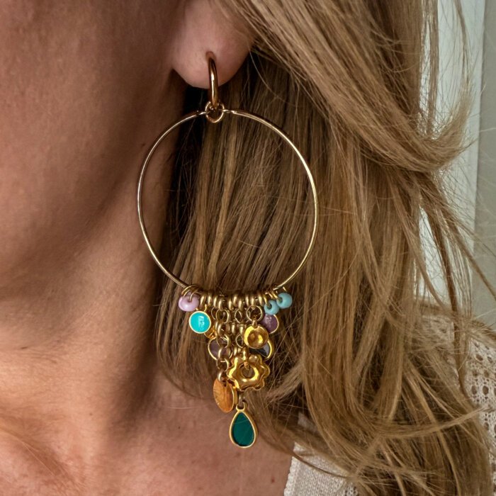 Spalvingi auskarai rinkės