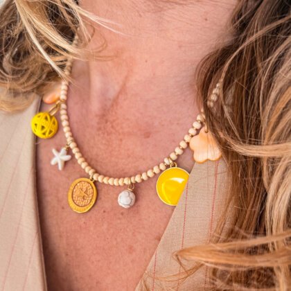 Geltonas vėrinys su pakabukais