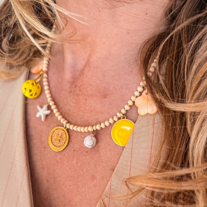 Geltonas vėrinys su pakabukais