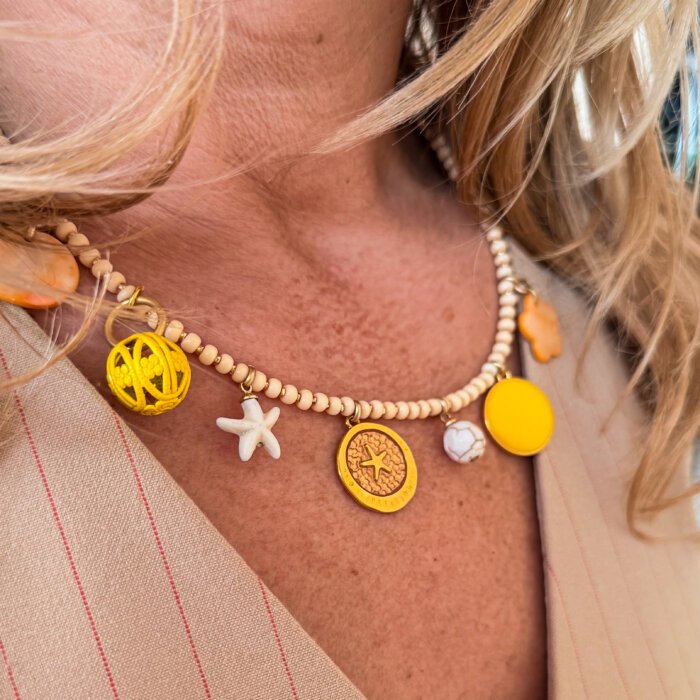 Geltonas vėrinys su pakabukais