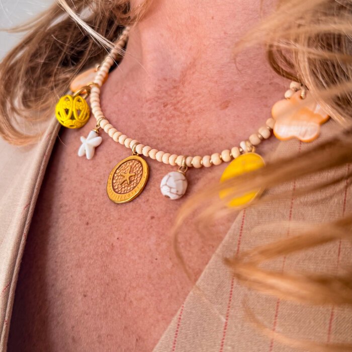 Geltonas vėrinys su pakabukais