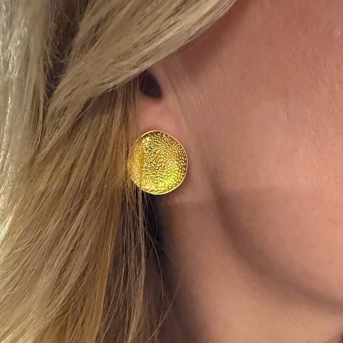 Textured round stud earrings