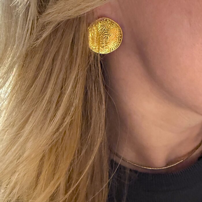 Textured round stud earrings