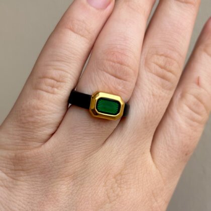 Minimalistinis juodos natūralios odos žiedas su žalia emale