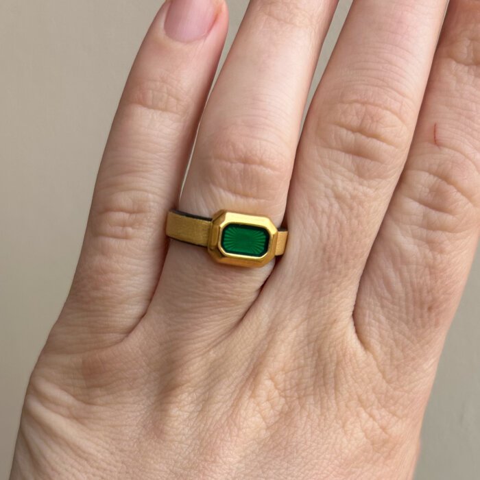 Minimalistinis juodos natūralios odos žiedas su žalia emale