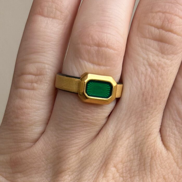 Minimalistinis juodos natūralios odos žiedas su žalia emale