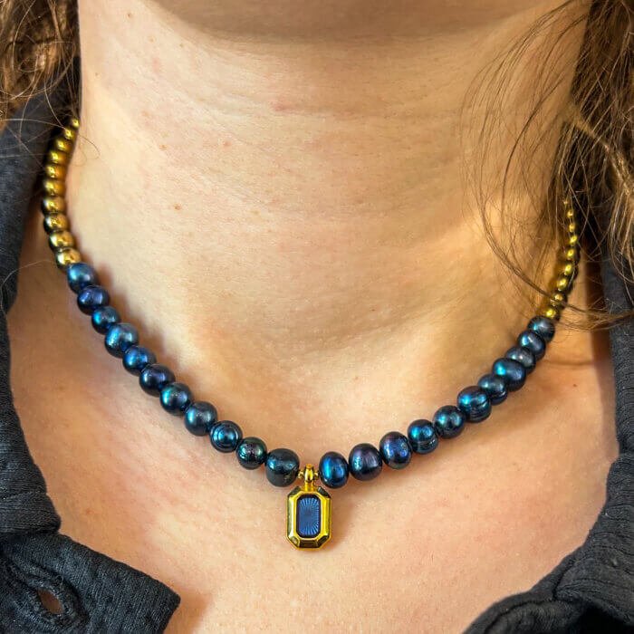 Minimalistinis vėrinys su mėlynais perlais, hematitu bei emalės pakabuku