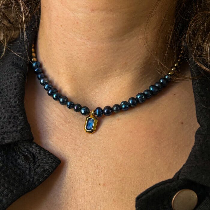 Minimalistinis vėrinys su mėlynais perlais, hematitu bei emalės pakabuku