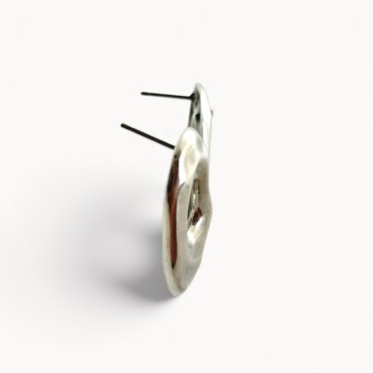 Oval stud earrings