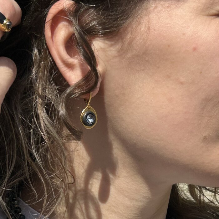Grey gold plated earrings