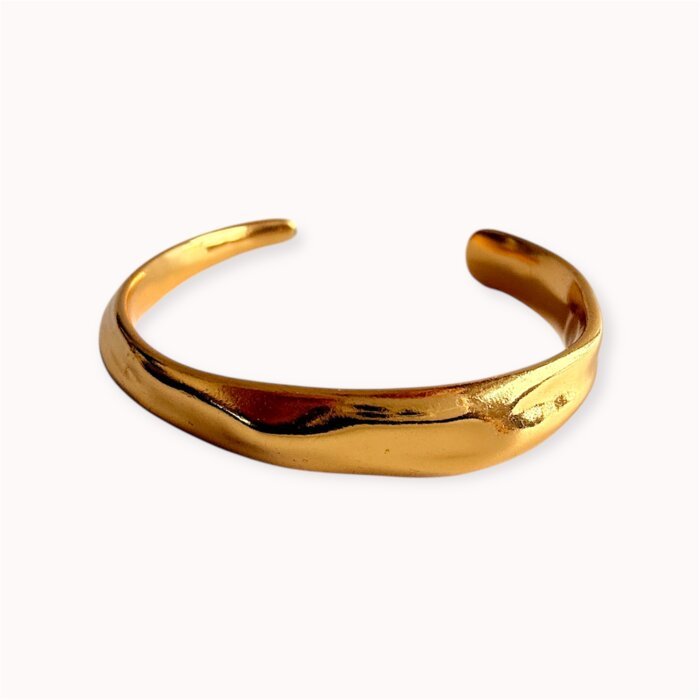 Auksu dengta cuff apyrankė