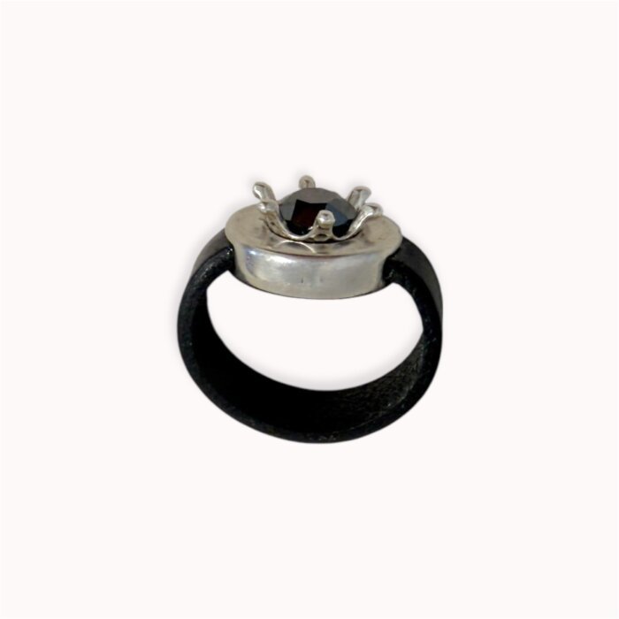 Juodas natūralios odos žiedas