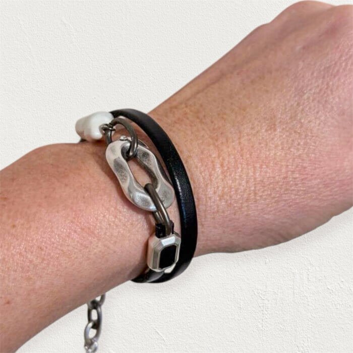 Black natural leather and pearl bracelet