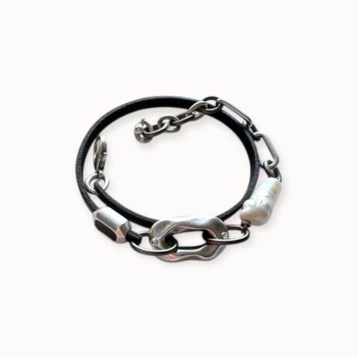 Black natural leather and pearl bracelet