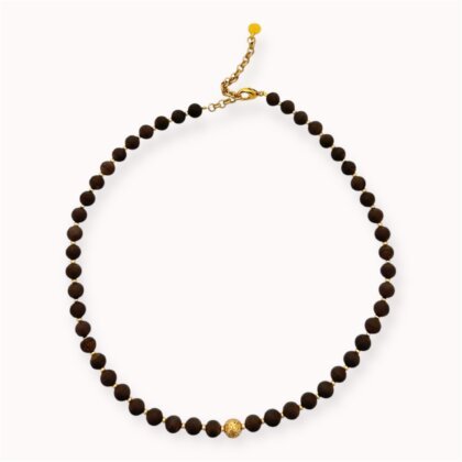 Rudo agato kaklo papuošalas su auksu dengtos lavos akcentu