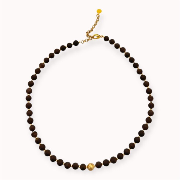 Rudo agato kaklo papuošalas su auksu dengtos lavos akcentu