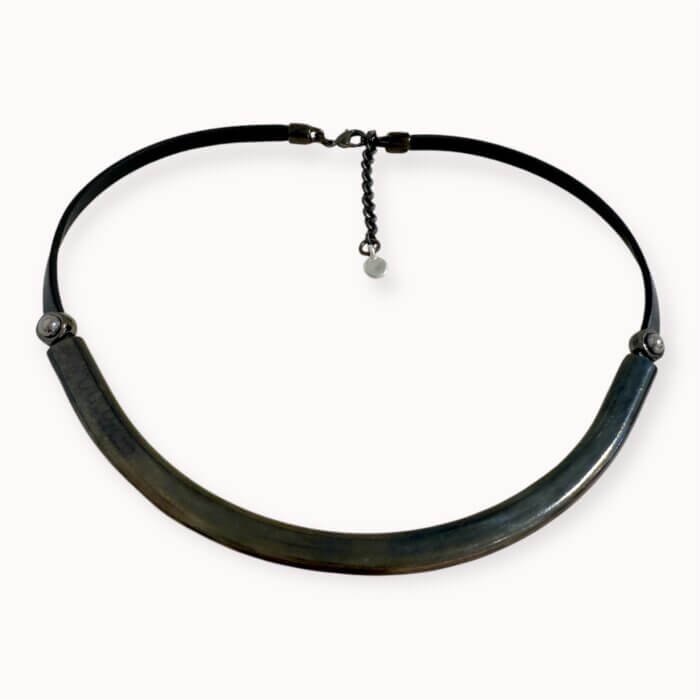 Juodas natūralios odos kaklo papuošalas