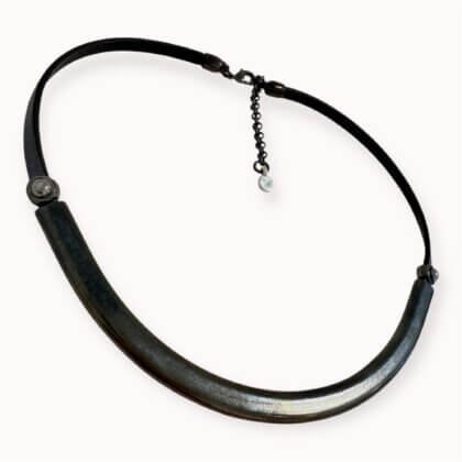 Juodas natūralios odos kaklo papuošalas
