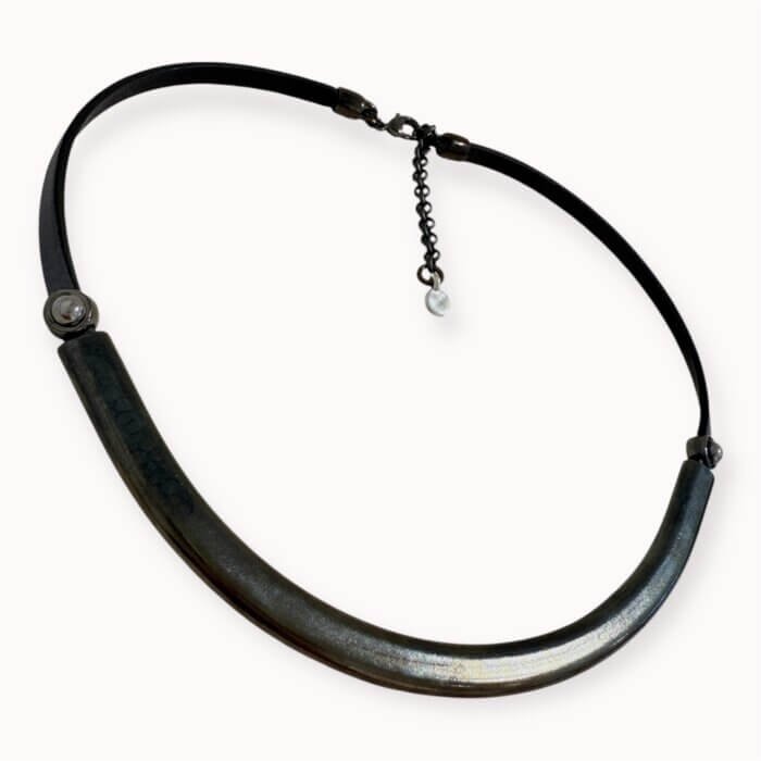 Juodas natūralios odos kaklo papuošalas