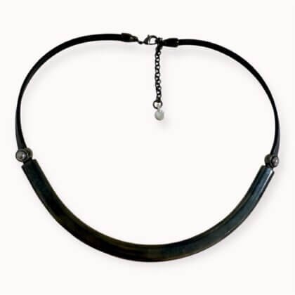 Juodas natūralios odos kaklo papuošalas