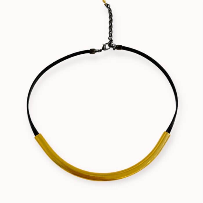 Juodas natūralios odos kaklo papuošalas