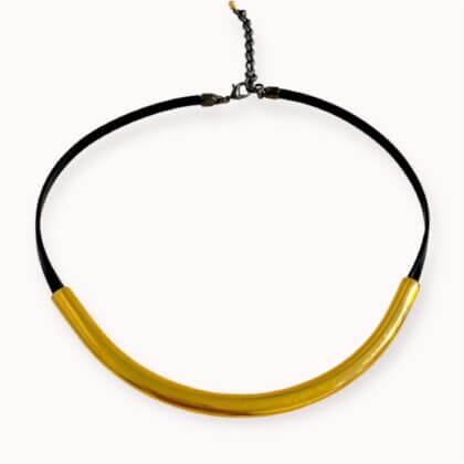 Juodas natūralios odos kaklo papuošalas