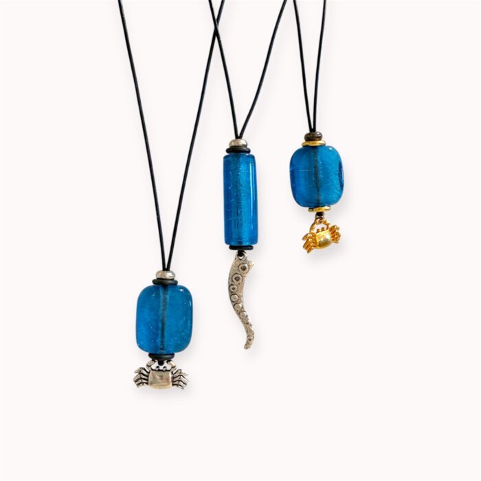 Natūralios odos pakabukas su indišku stiklu