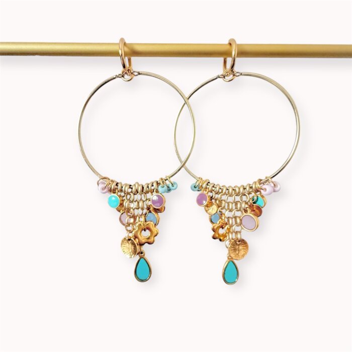 Spalvingi auskarai rinkės