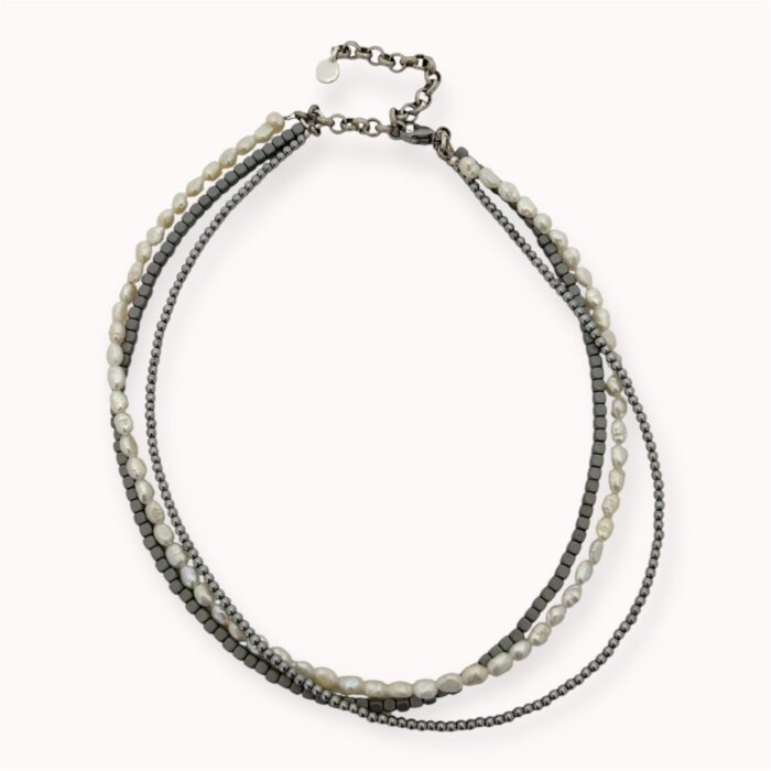 Pilkas trigubas vėrinys