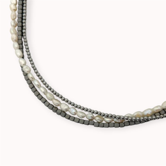 Pilkas trigubas vėrinys