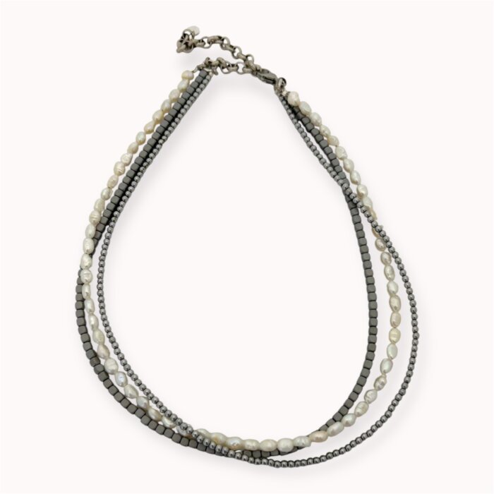 Pilkas trigubas vėrinys