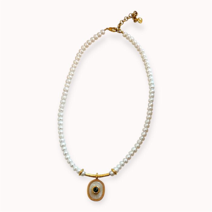 Perlų vėrinys su emaliuotu pakabuku su Swarovski kristalu